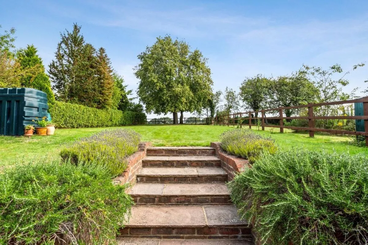 Leighton House, Pamber Green, RG26