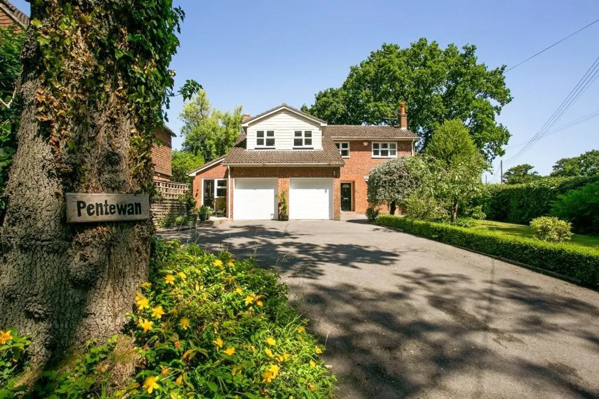 Hollybush Lane, West Heath, RG26