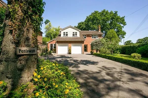Hollybush Lane, West Heath, RG26