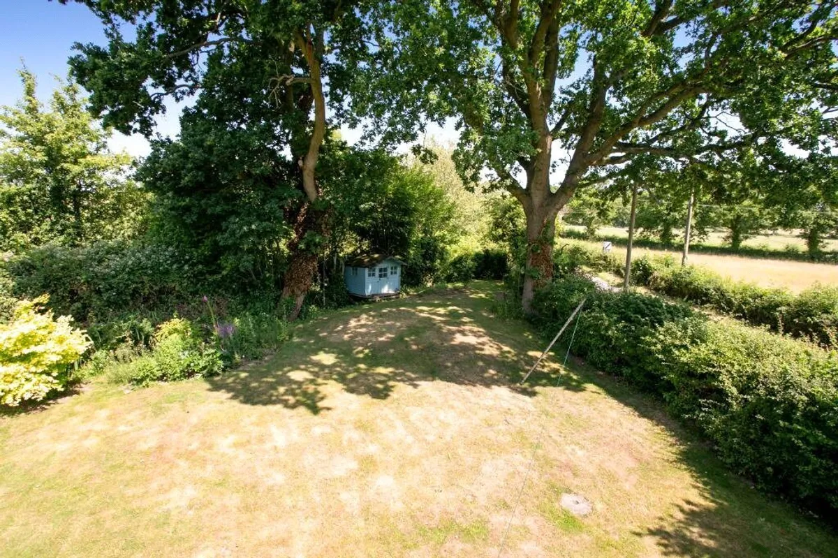 Hollybush Lane, West Heath, RG26
