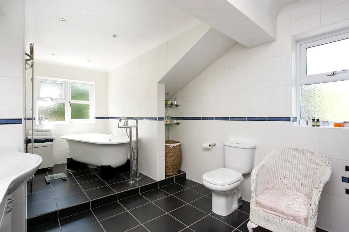 Hollybush Lane, West Heath, RG26