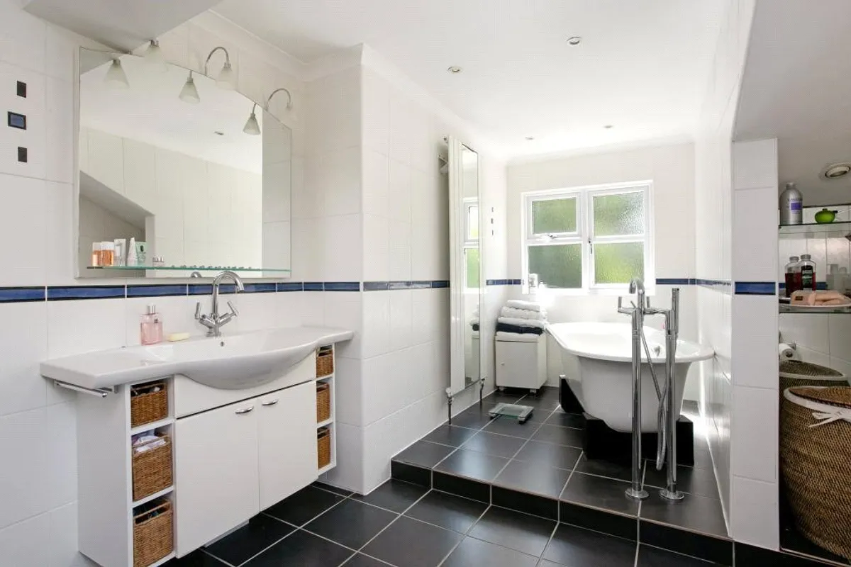 Hollybush Lane, West Heath, RG26