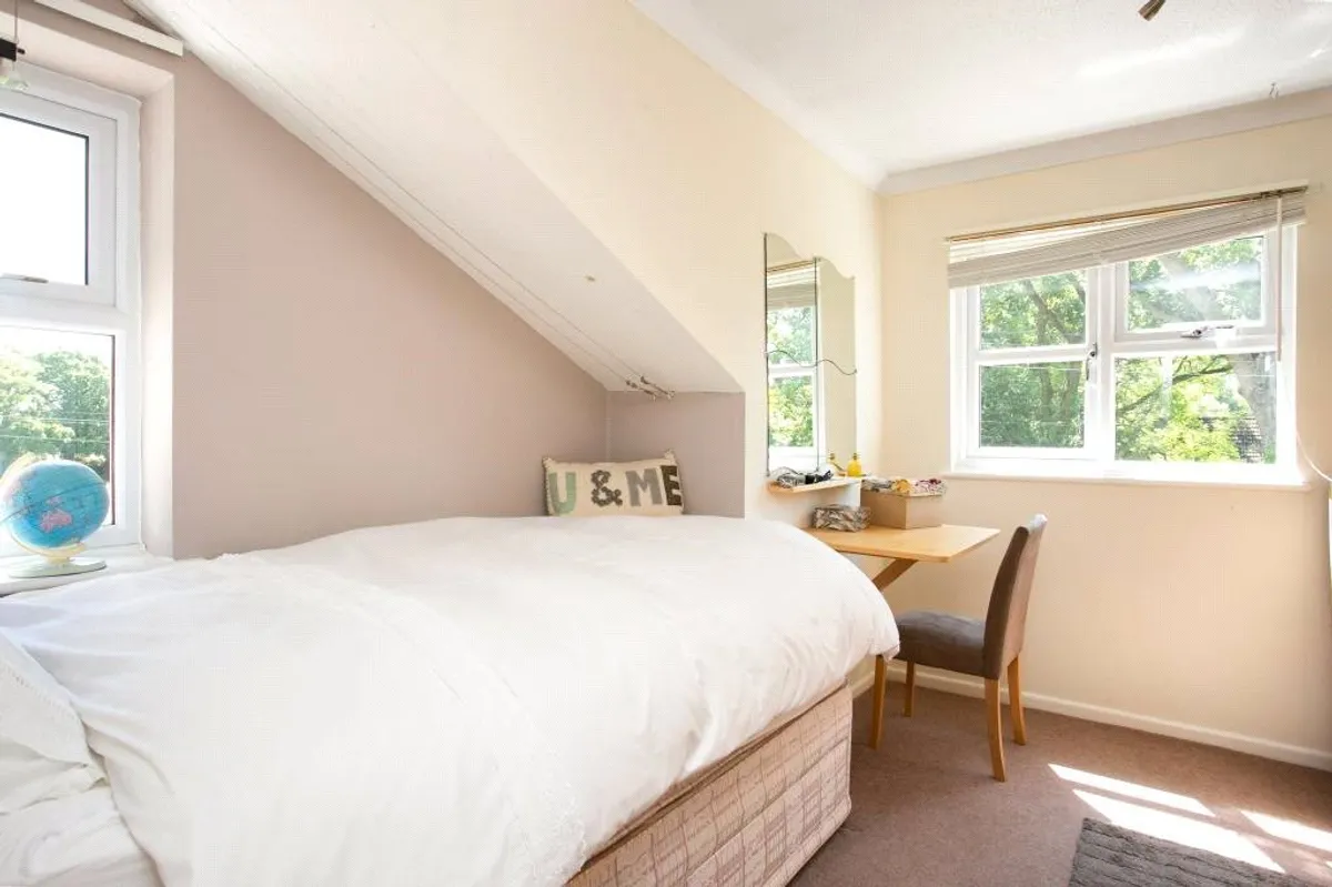 Hollybush Lane, West Heath, RG26