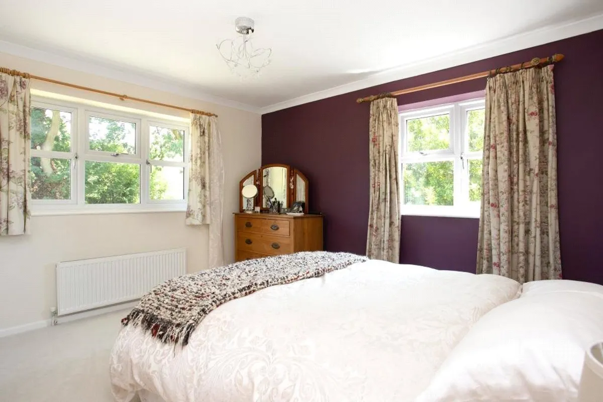 Hollybush Lane, West Heath, RG26
