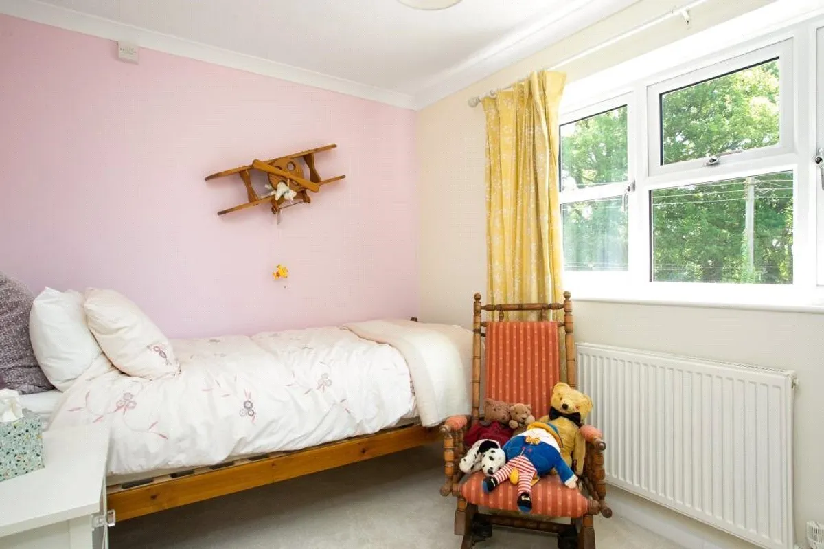 Hollybush Lane, West Heath, RG26