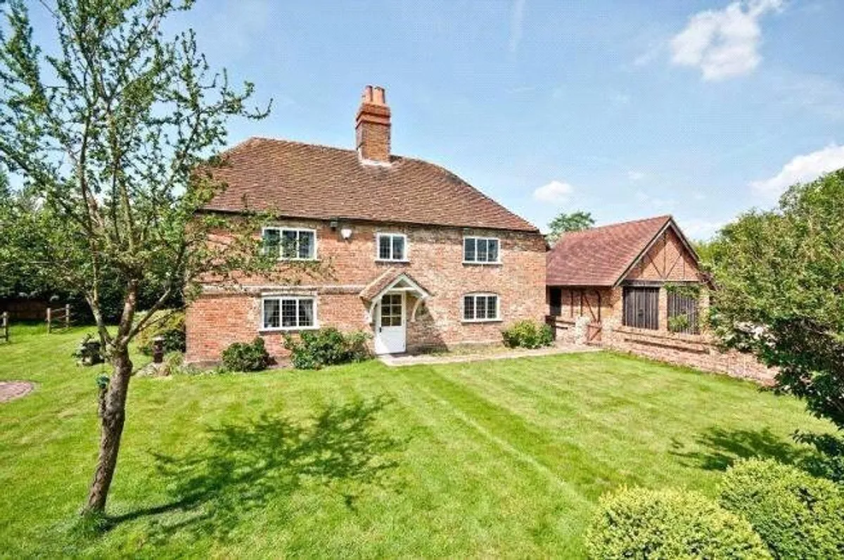 Reading Road, Sherfield-on-Loddon, Hook, Hampshire, RG27