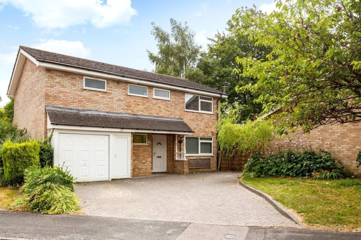 Begonia Close, Kempshott, Basingstoke, RG22