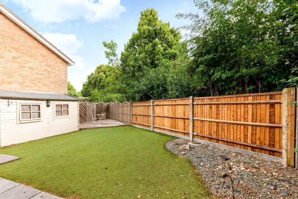 Begonia Close, Kempshott, Basingstoke, RG22