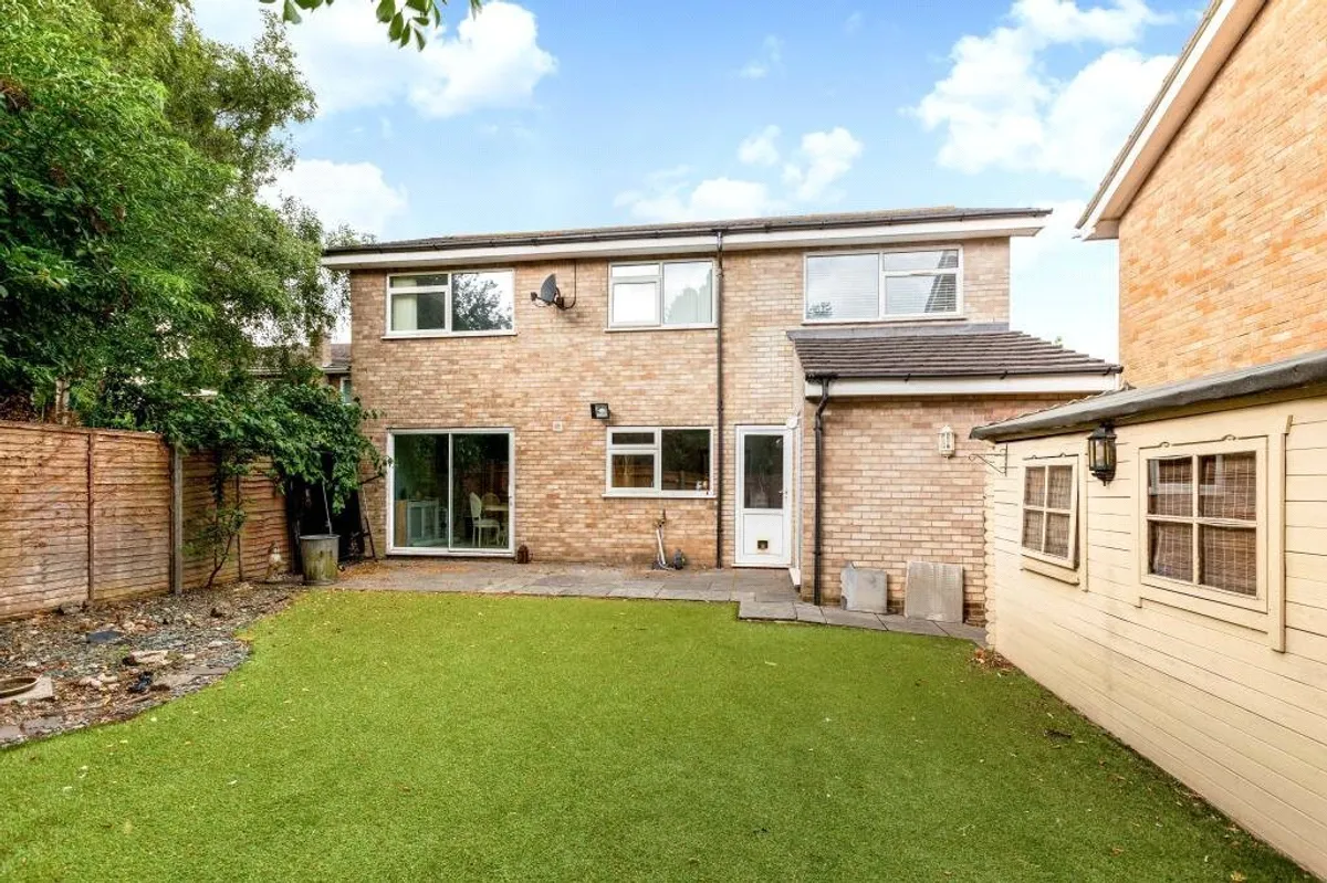 Begonia Close, Kempshott, Basingstoke, RG22