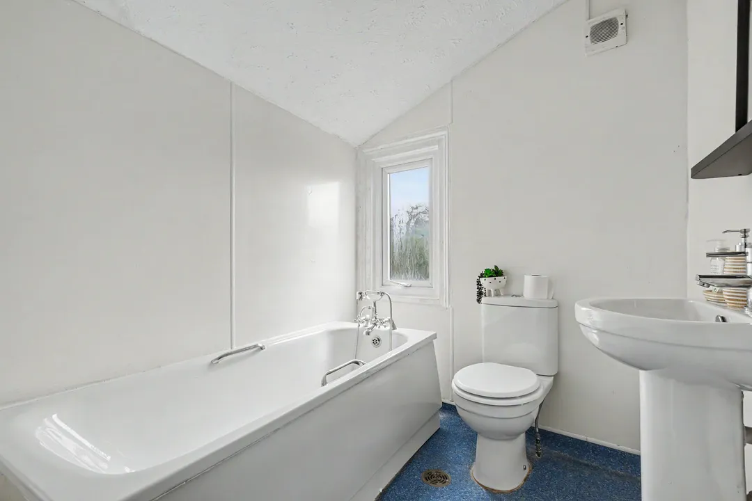 https://mr0.homeflow-assets.co.uk/files/photo/image/47893/1778/_x_/24017_EA_RS_12839361_IMG_4.jpg