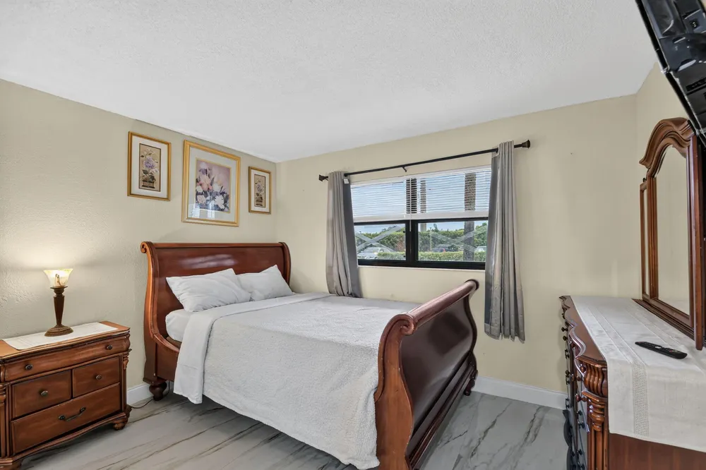 2101 W Woolbright Rd, Boynton Beach, FL 33426