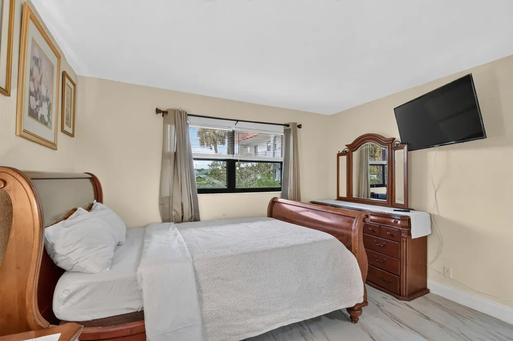 2101 W Woolbright Rd, Boynton Beach, FL 33426