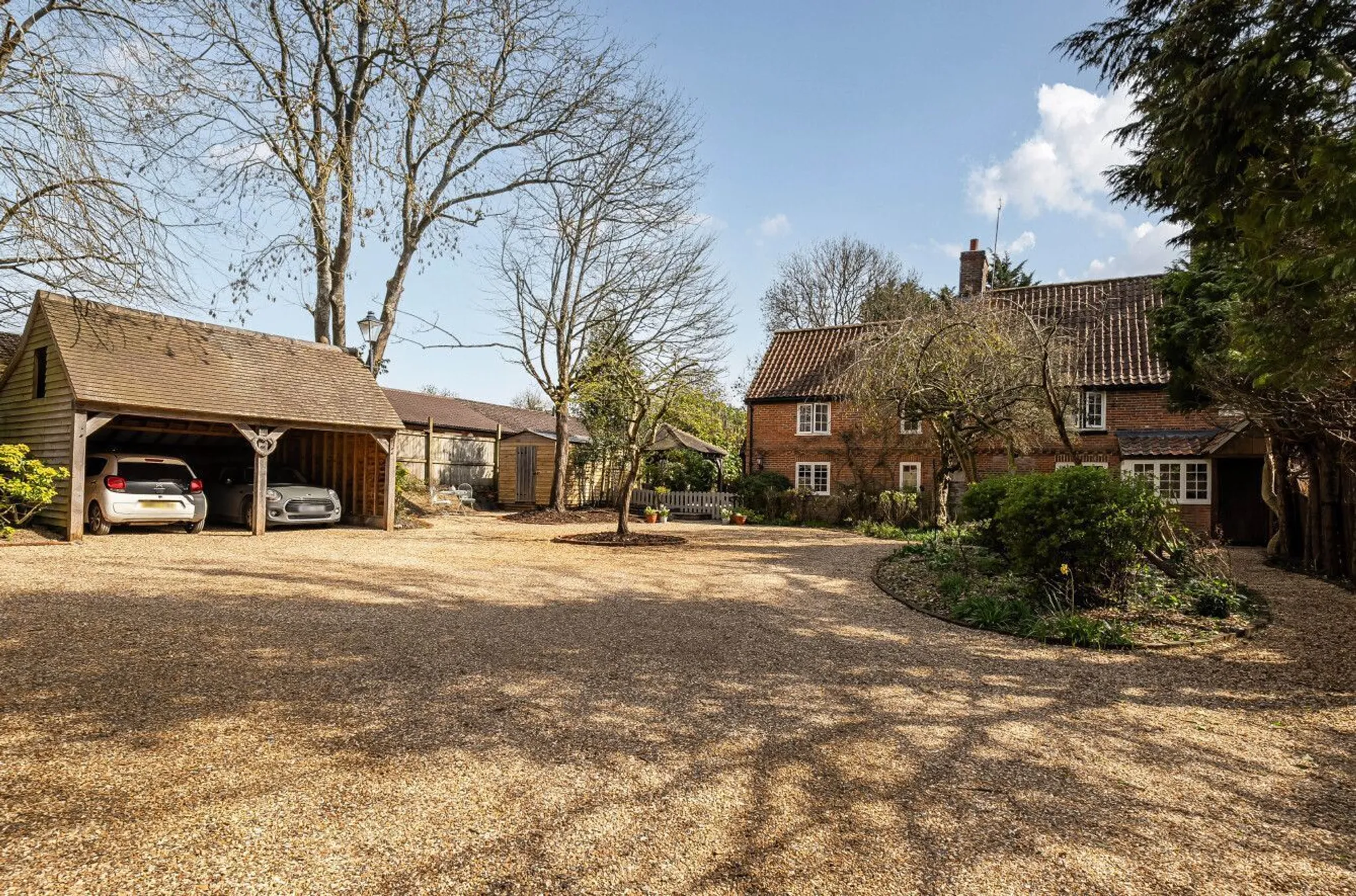 https://mr0.homeflow-assets.co.uk/files/photo/image/47898/3193/_x_/55075040.jpg