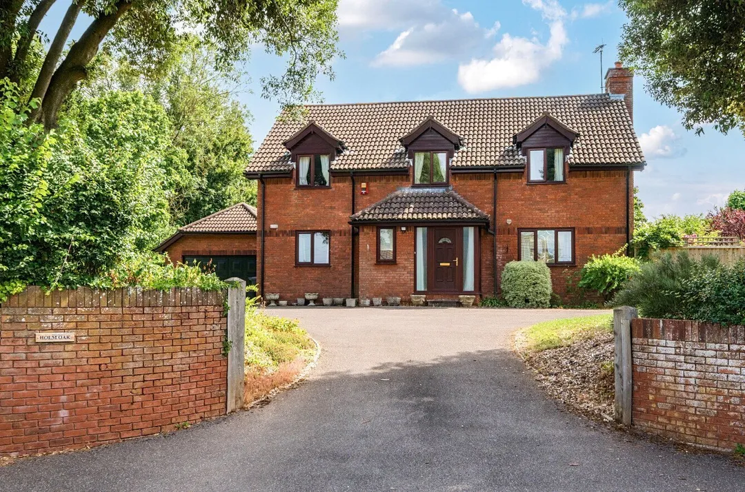 https://mr0.homeflow-assets.co.uk/files/photo/image/47898/4082/_x_/TOP260159_23.jpg