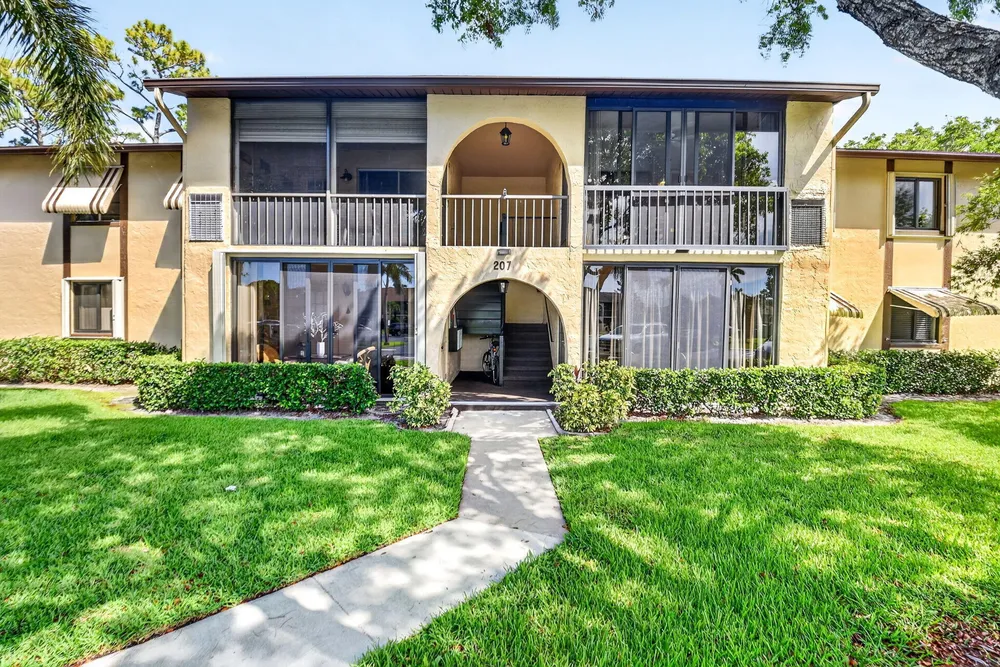 207 Pine Hov Circle, Greenacres, FL 33463