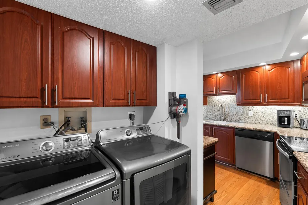 625 Oaks Dr, Pompano Beach, FL 33069