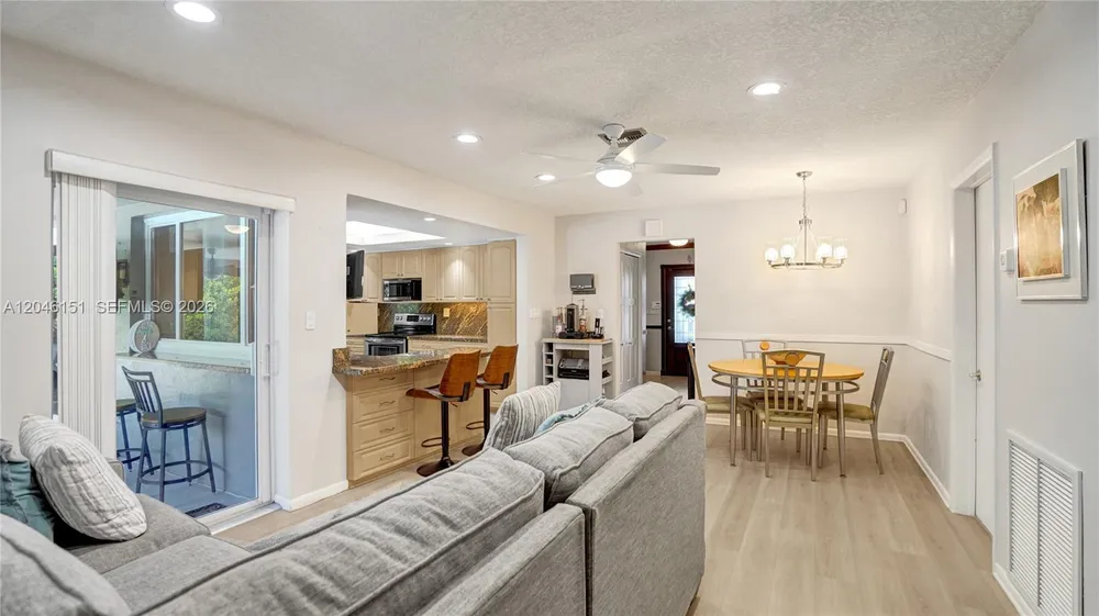 5581 SW 7th St, Plantation, FL 33317