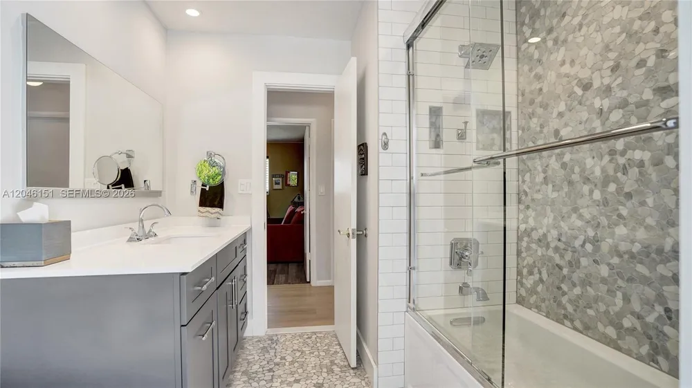 5581 SW 7th St, Plantation, FL 33317