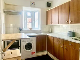 Kingsway, Mortlake, London photo
