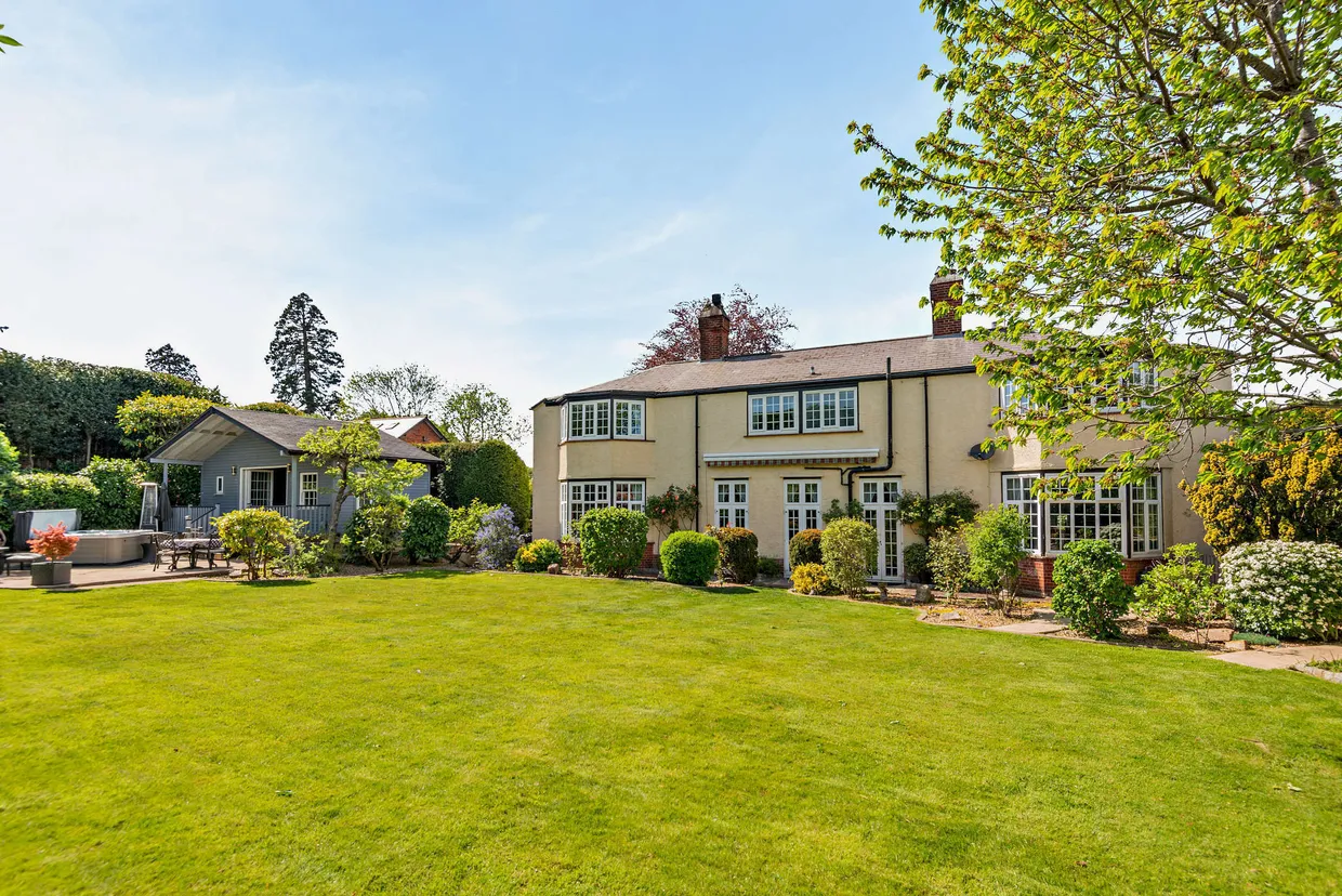 London Road, Bagshot, GU19 photo 1