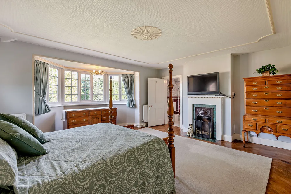 London Road, Bagshot, GU19 photo 12