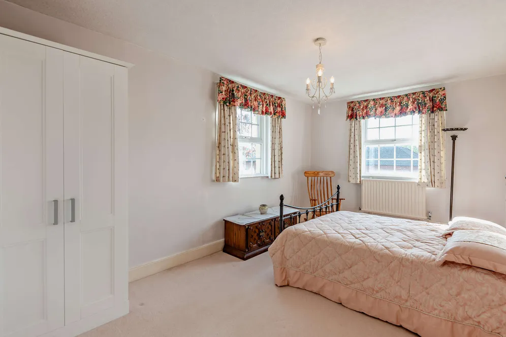 London Road, Bagshot, GU19 photo 16