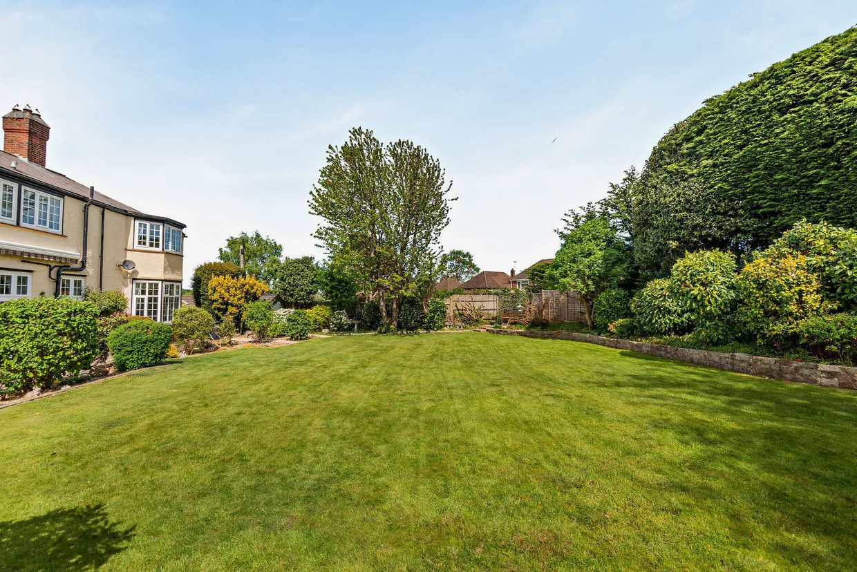 London Road, Bagshot, GU19 photo 18