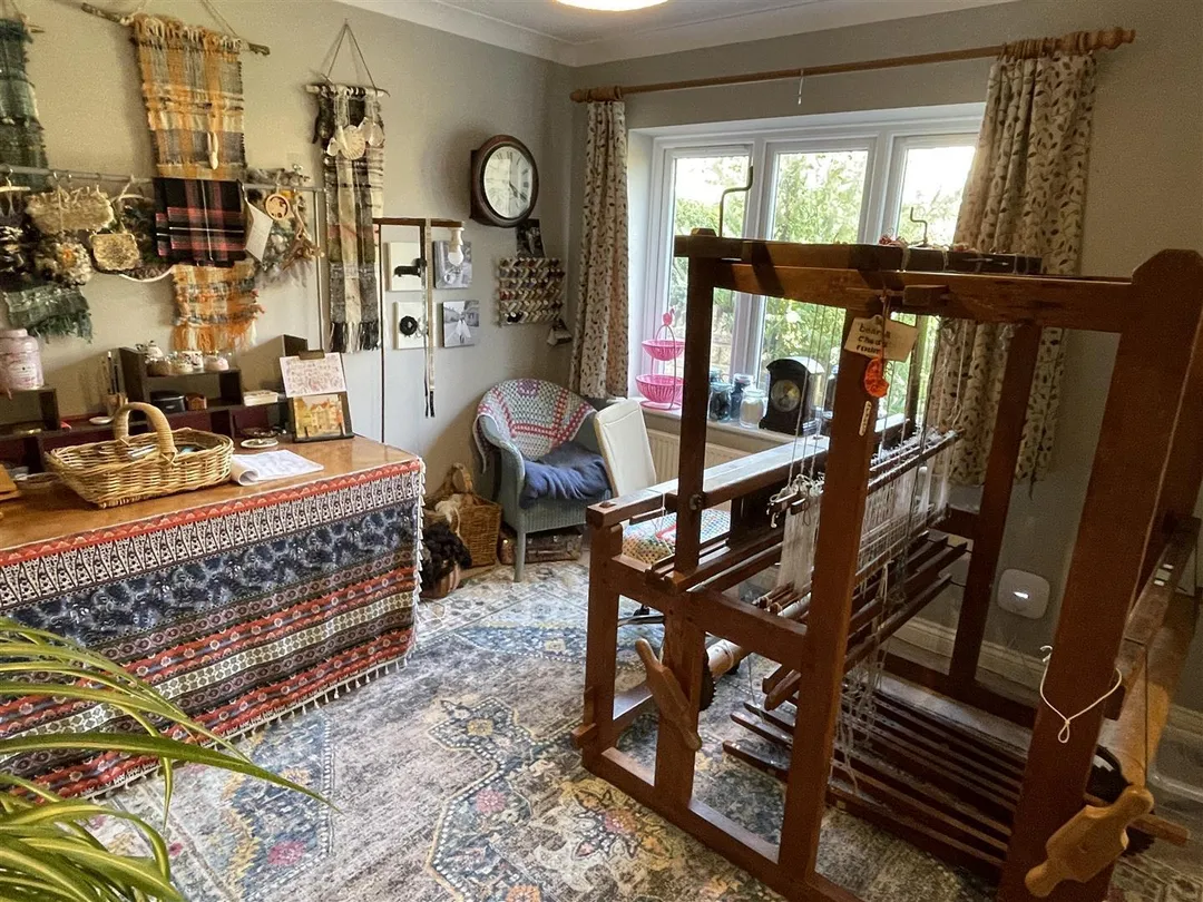 https://mr0.homeflow-assets.co.uk/files/photo/image/47909/0765/_x_/K6MxrG8OG0GRdU6UgxJMQQ.jpg