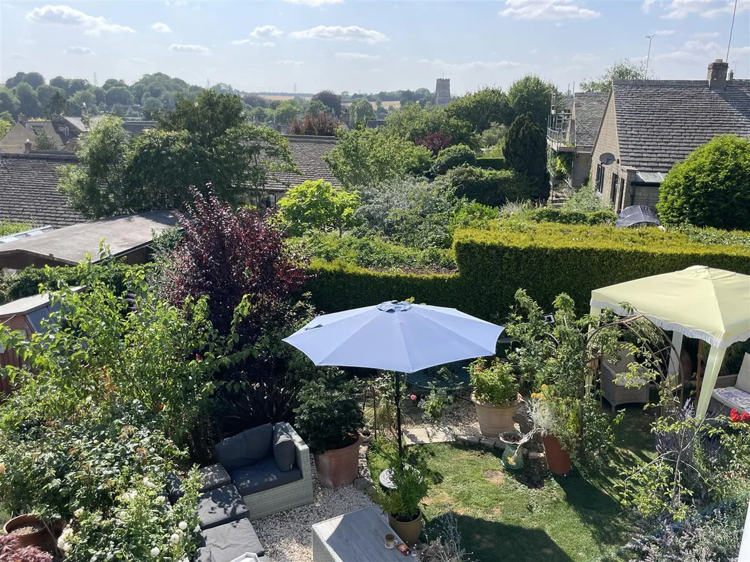 https://mr0.homeflow-assets.co.uk/files/photo/image/47909/0775/_x_/-QjjLp41tE-7YKeV-3jopw.jpg