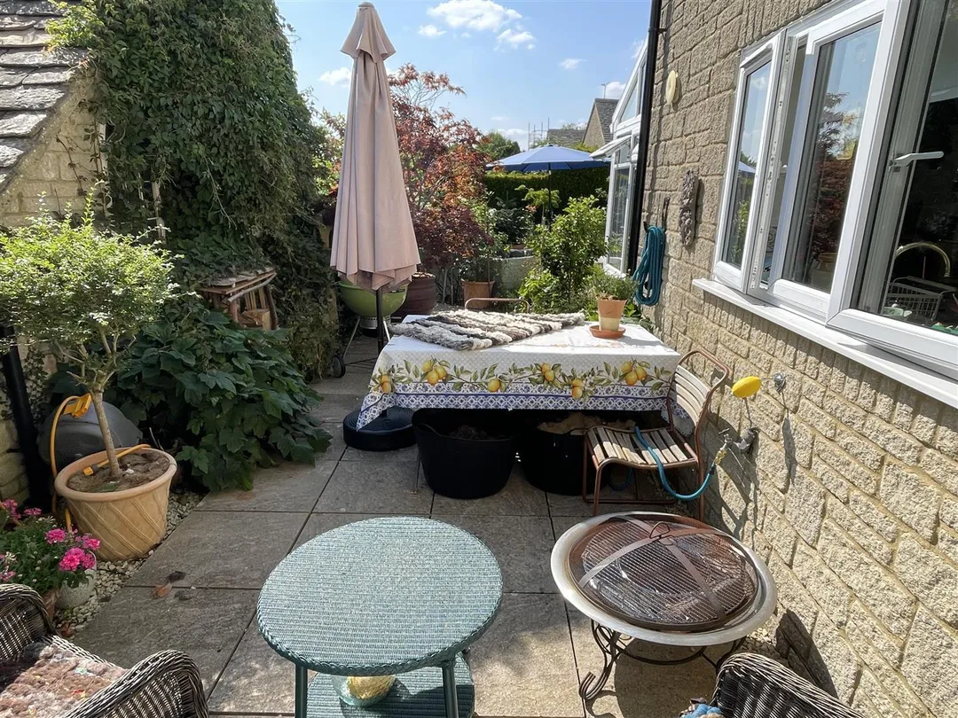 https://mr0.homeflow-assets.co.uk/files/photo/image/47909/0776/_x_/W4ngNEZFD0awwajxm0l3zQ.jpg