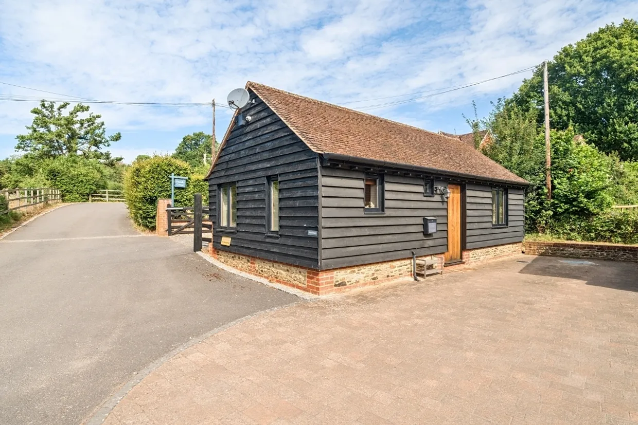 Farnham Road Elstead GU8 photo 1
