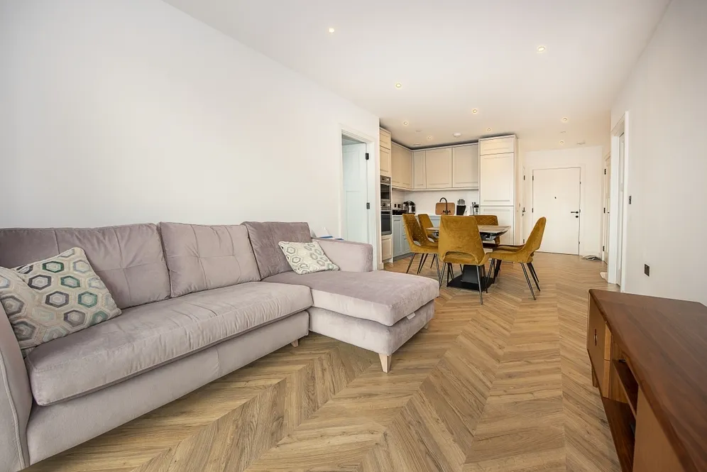 5 Wheatfield Way Kington Upon Thames KT1 photo 2
