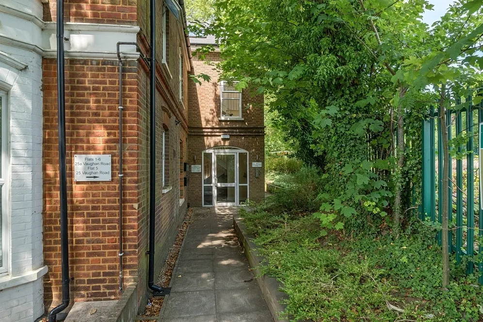 Vaughan Road Harpenden AL5 photo 14