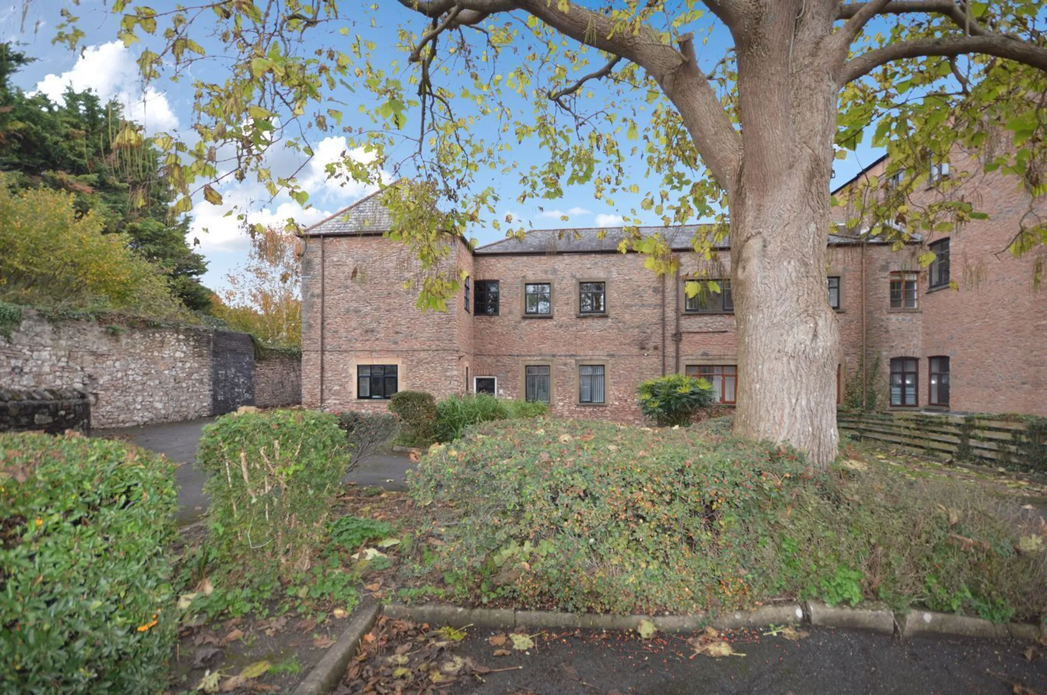 https://mr0.homeflow-assets.co.uk/files/photo/image/47915/2192/_x_/52836266.jpg