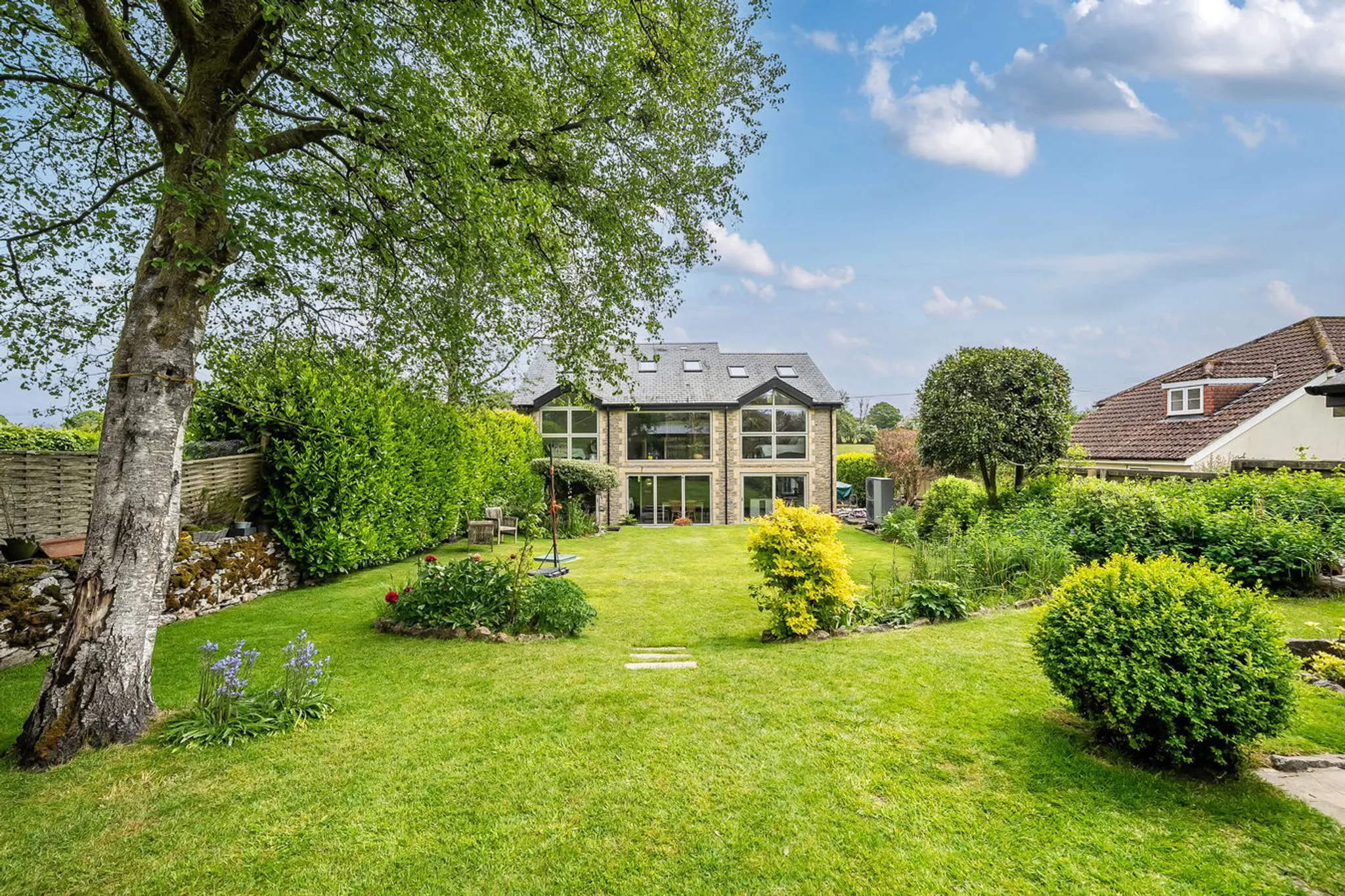 https://mr0.homeflow-assets.co.uk/files/photo/image/47915/6194/_x_/49606760.jpg