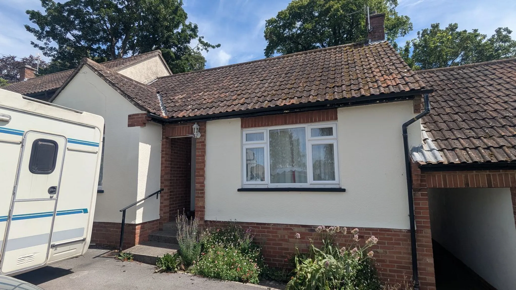 https://mr0.homeflow-assets.co.uk/files/photo/image/47915/8305/_x_/58134091.jpg