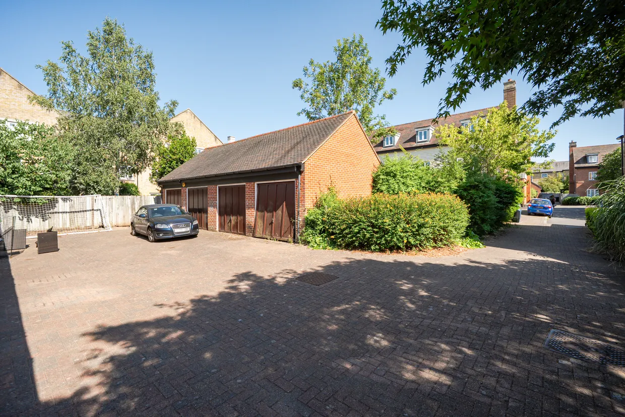 Adair Gardens, Caterham, CR3 photo 5