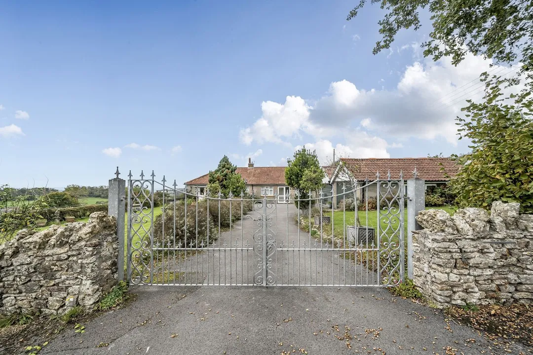 https://mr0.homeflow-assets.co.uk/files/photo/image/47917/3727/_x_/52385160.jpg