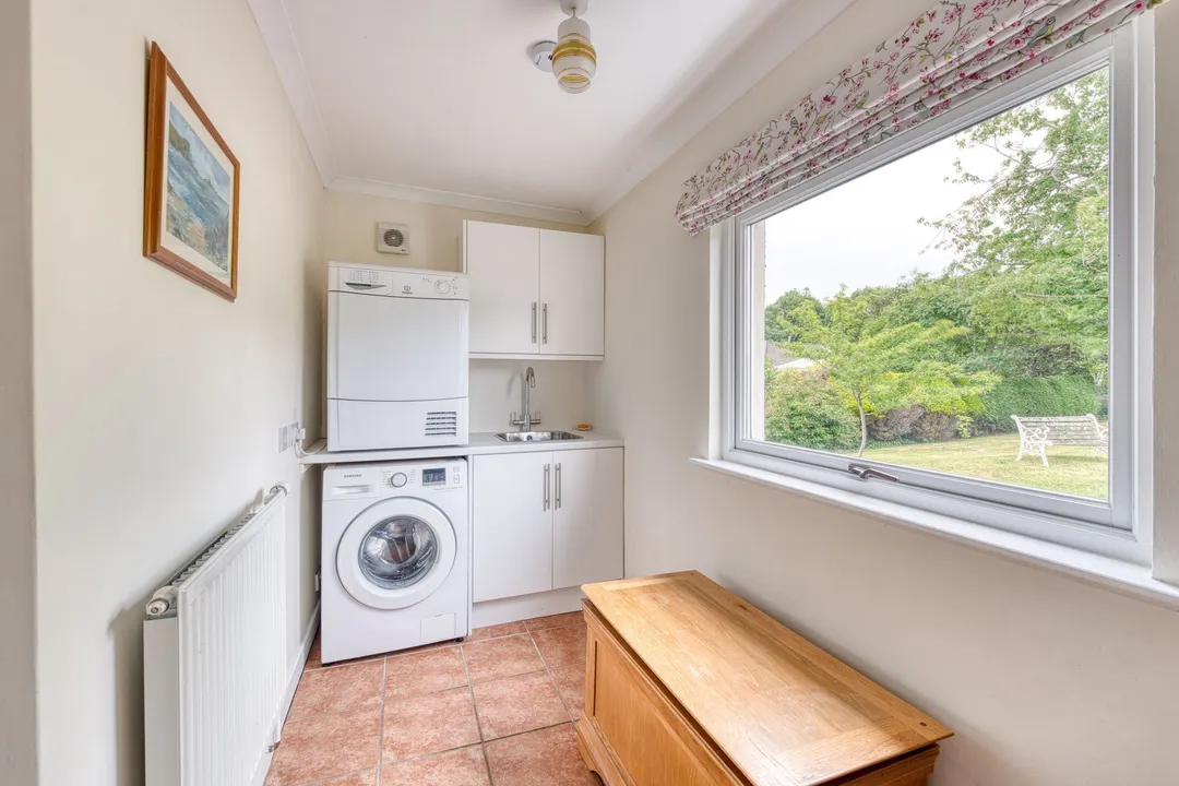 https://mr0.homeflow-assets.co.uk/files/photo/image/47918/0237/_x_/DSC_2647_HDR-154.jpg