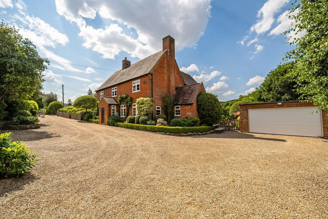 https://mr0.homeflow-assets.co.uk/files/photo/image/47919/1299/_x_/58382810.jpg