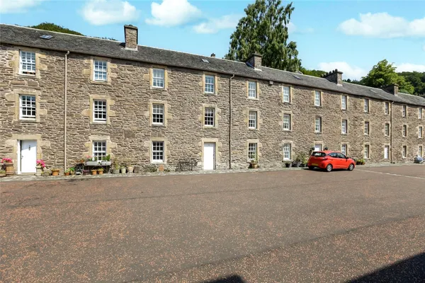 Long Row, Lanark, ML11