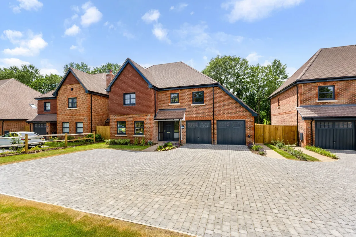 Oakland Grove, Ridgley Road, Godalming, GU8 photo 1