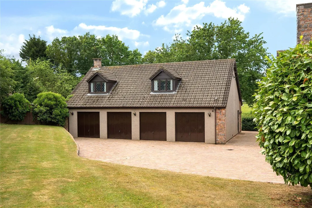 https://mr0.homeflow-assets.co.uk/files/photo/image/47924/6111/_x_/LND260016_28.jpg