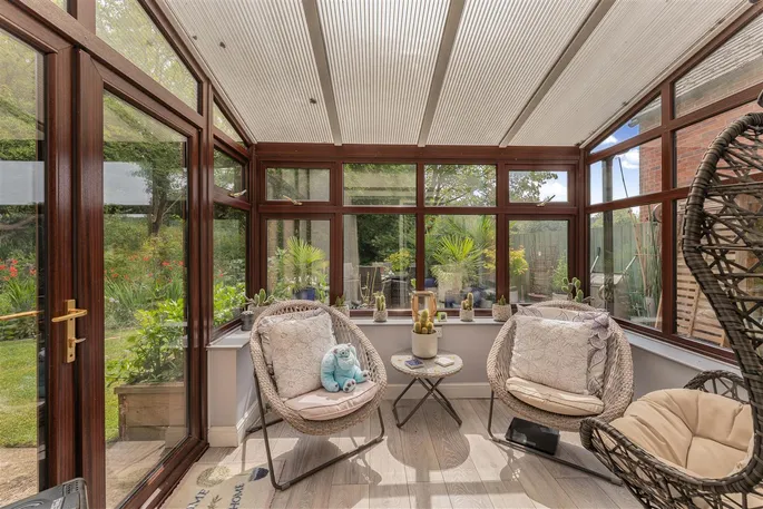 Property carousel image 12