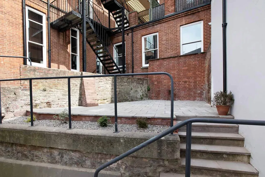 https://mr0.homeflow-assets.co.uk/files/photo/image/47934/2984/_x_/SOU200213_11.jpg