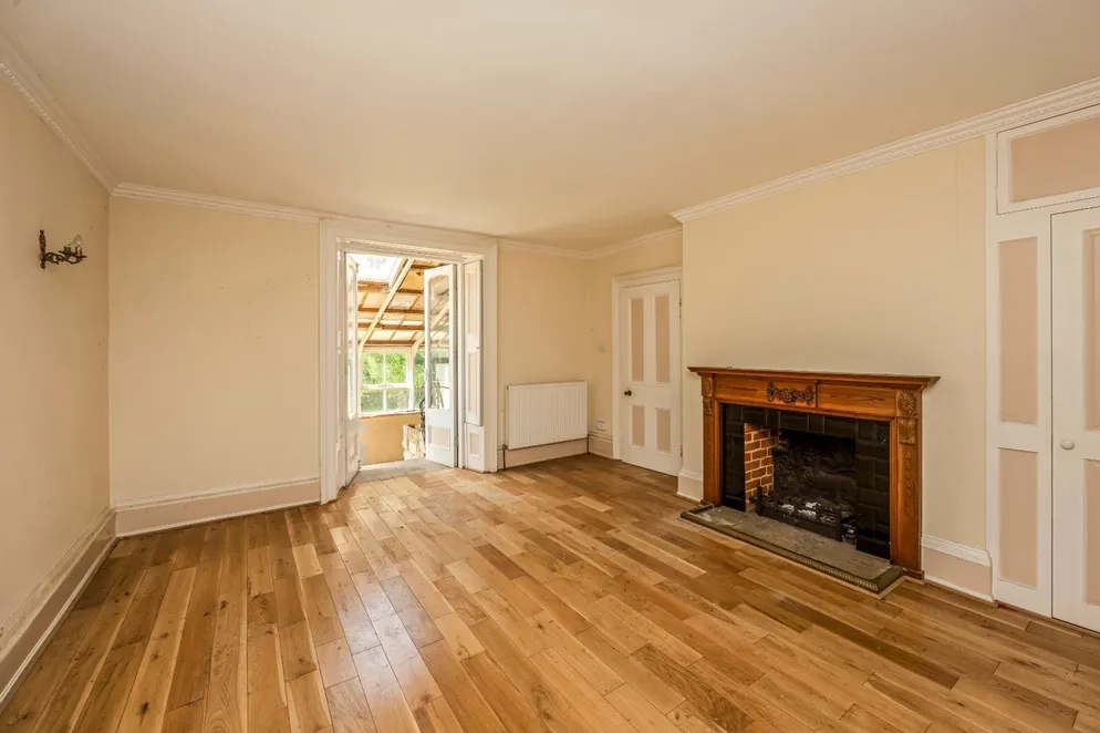 Property carousel item 4