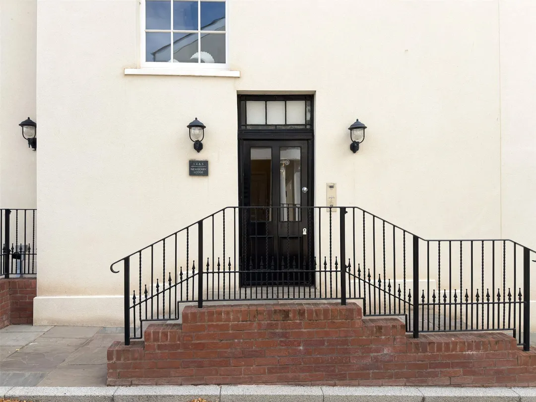 https://mr0.homeflow-assets.co.uk/files/photo/image/47936/8264/_x_/OCL260028_11.jpg