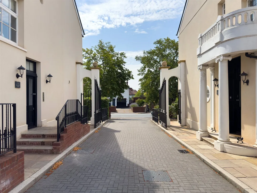 https://mr0.homeflow-assets.co.uk/files/photo/image/47936/8267/_x_/OCL260028_13.jpg