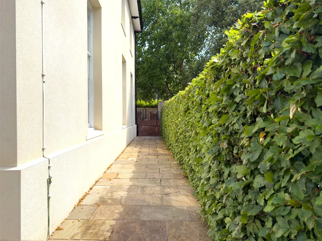 https://mr0.homeflow-assets.co.uk/files/photo/image/47936/8270/_x_/OCL260028_14.jpg