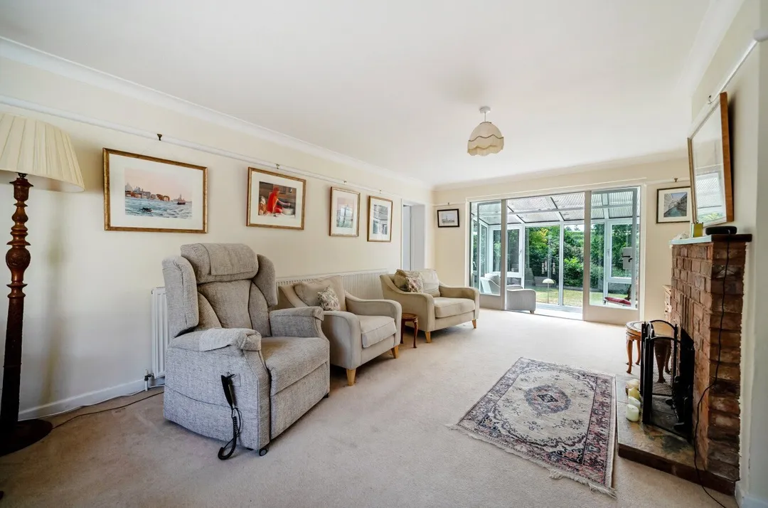 https://mr0.homeflow-assets.co.uk/files/photo/image/47937/0125/_x_/TOP260077_17.jpg